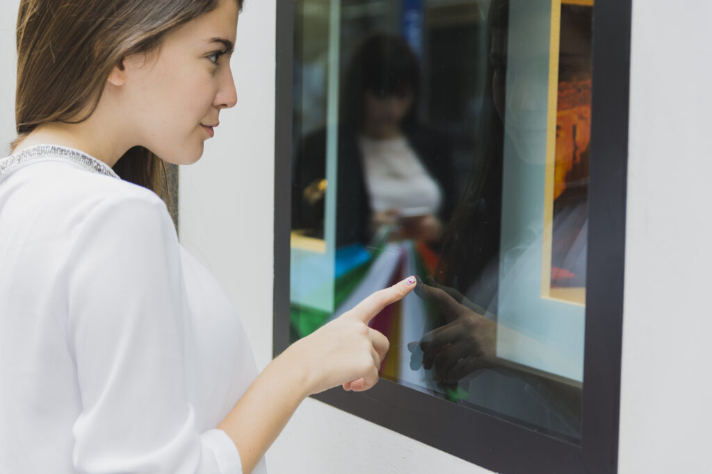 Totem Institucional Infoss: Engajamento e Autoatendimento Inovador